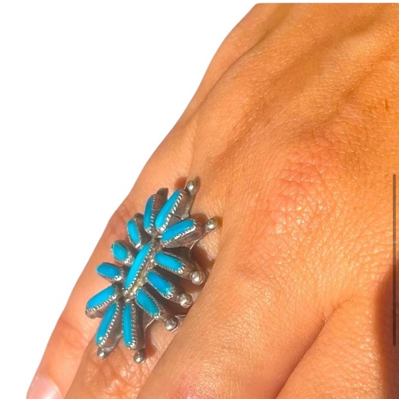 Vintage .925 Needlepoint Style Zuni Navajo Style Turquoise Ring - Picture 13 of 15